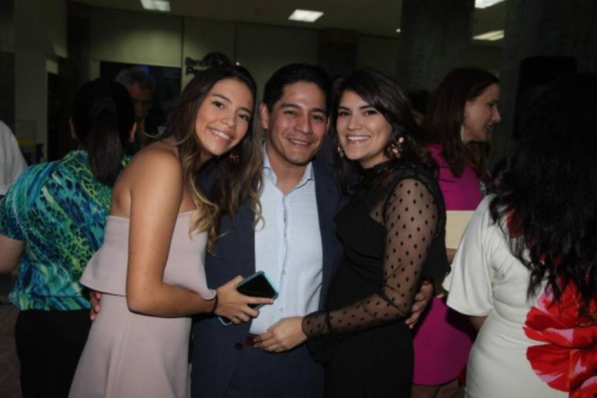 Ana, Mauricio y Alexandra Wagüi.