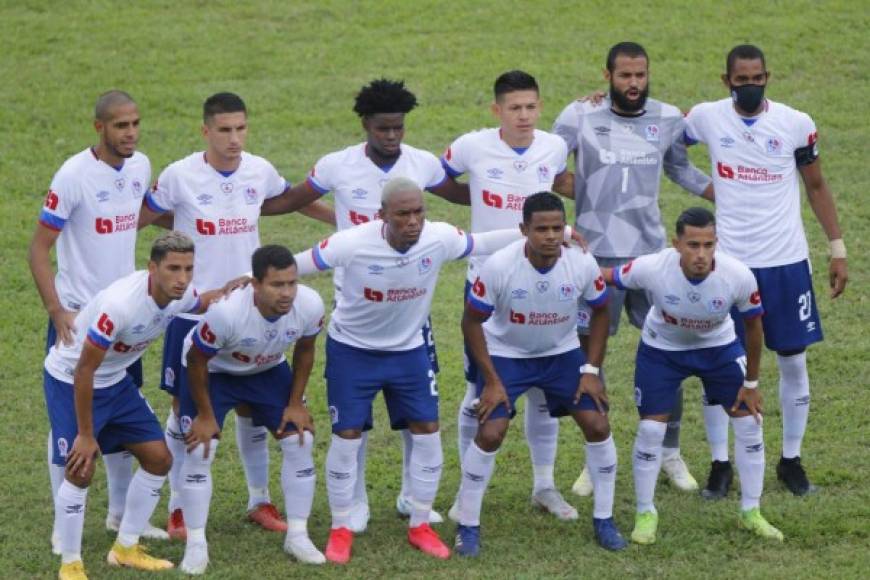 El 11 titular del Olimpia posando previo al partido contra el Marathón.