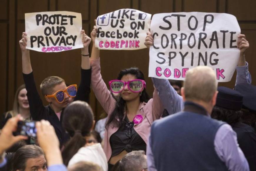 Varias personas se manifestaron contra Facebook durante la audiencia exigiendo que se 'frene el espionaje' y 'protección a la privacidad'.