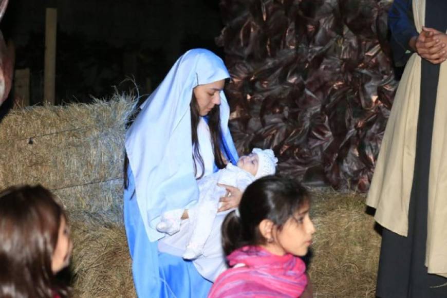 El Nacimiento Viviente de la Escuela Franciscana se ha convertido en todo un suceso en San Pedro Sula que año a año esperan los ciudadanos para visitarlo. En estas imágenes le mostramos la magia que reina en este centro educativo al llegar la Navidad.