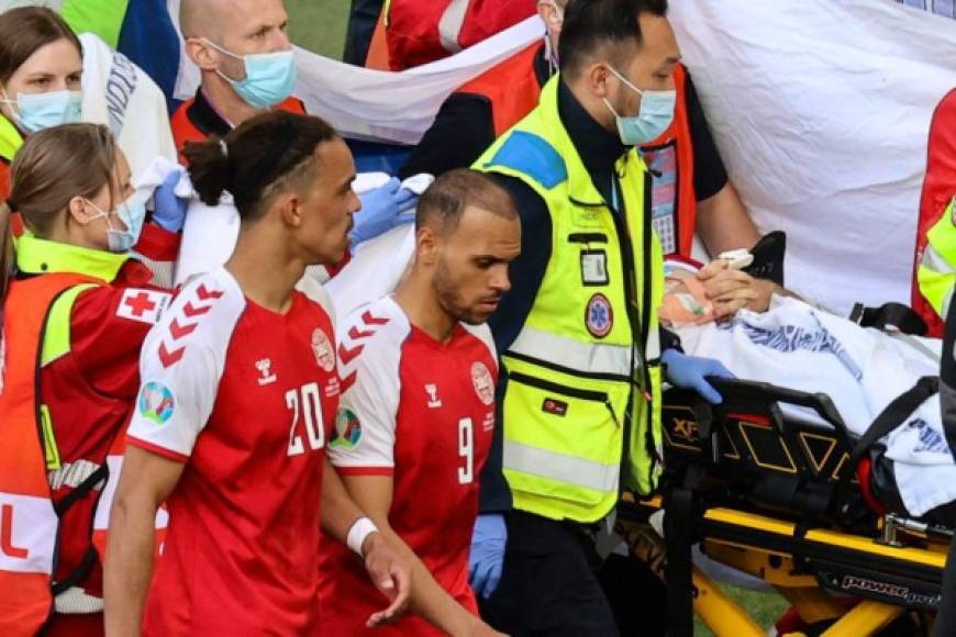 Después de varios minutos, el jugador danés fue retirado en camilla, tapado con lonas para evitar las imágenes, aplaudido por el público presente en el estadio de Copenhague.<br/>