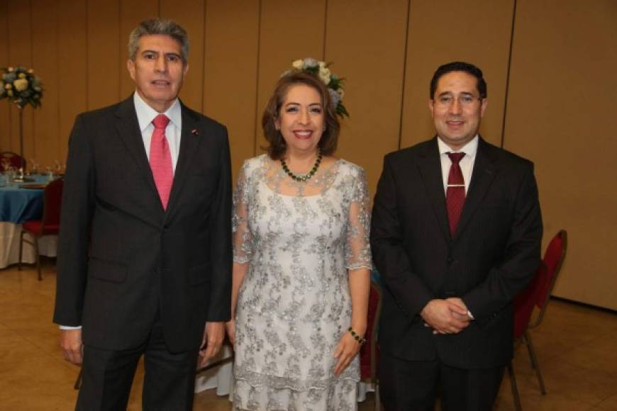 Gilberto y Maribel Limón con José Melo .