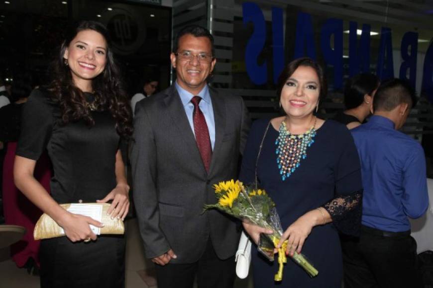 Bernadette Quintanilla, Marlon y Fátima Bravo.