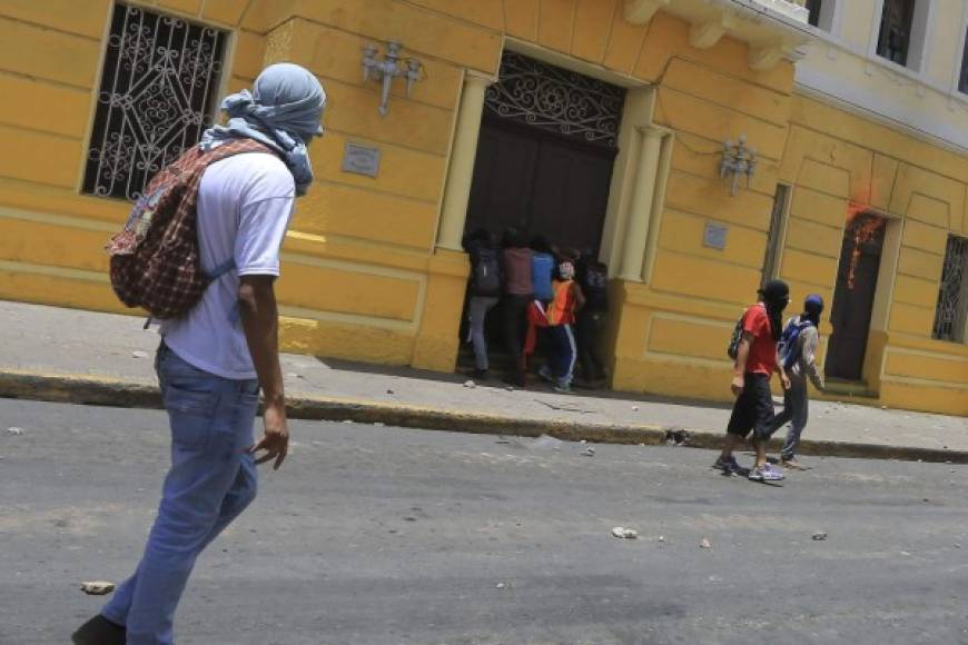 Un grupo de encapuchados ataca la alcaldía de Tegucigalpa, EFE