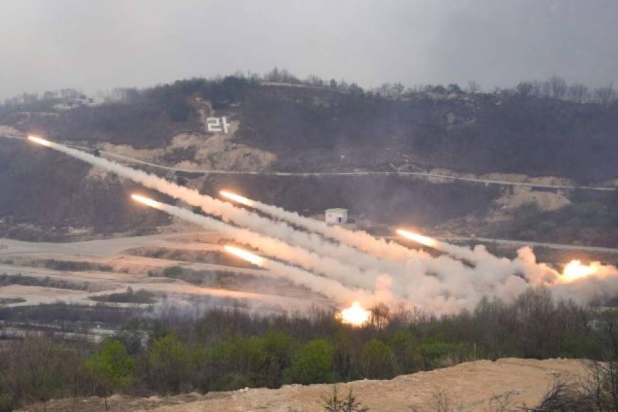 El panorama de tensión que se vive en la península coreana a raíz de las continuas pruebas de misiles norcoreanas y la subida de tono en la retórica de Washington se ve acrecentado por este tipo de maniobras bélicas a ambos lados del paralelo 38.