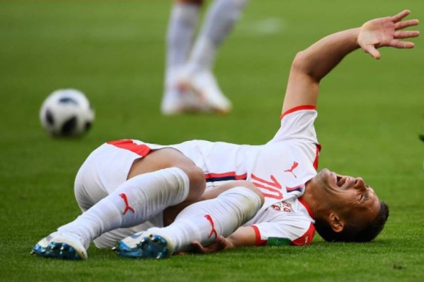 Dusan Tadic cae al suelo lamentándose.