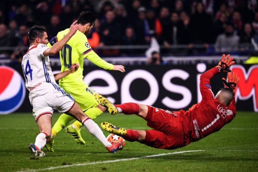Messi es marcado por un defensa mientras el portero Anthony Lopes se apresta a tapar su disparo.