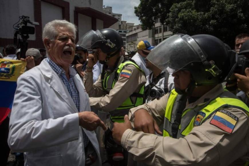 Los trabajadores del sector salud de Venezuela se movilizaron en Caracas en contra de la convocatoria realizada por el presidente del país, Nicolás Maduro, a elegir una Asamblea Nacional Constituyente para transformar la Carta Magna venezolana.
