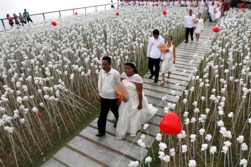 Las bodas masivas son una tradición del Día de San Valentín en varios países asiáticos.