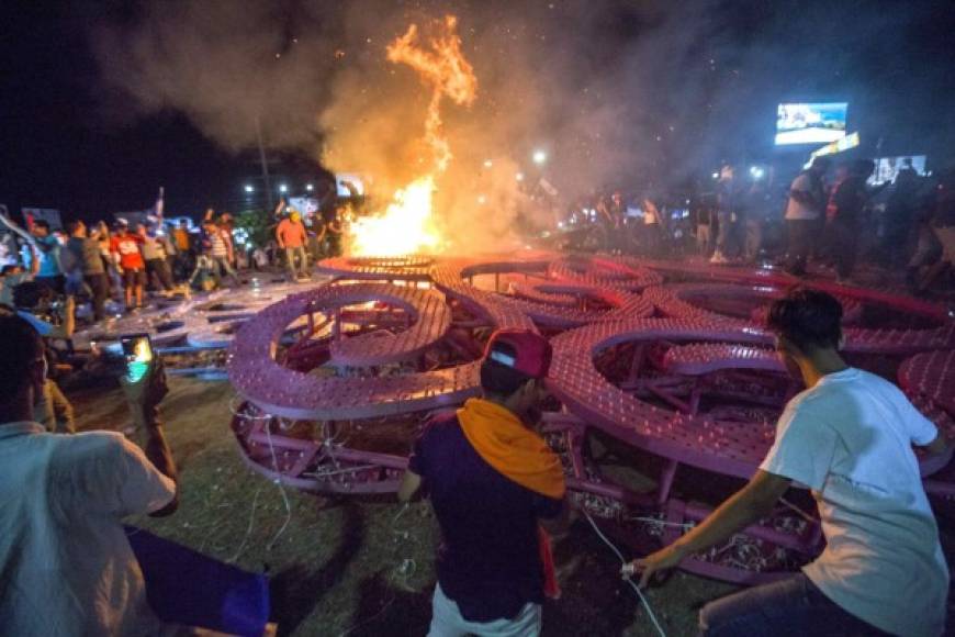 Las protestas, que comenzaron el miércoles y se han recrudecido en las últimas horas, han dejado al menos 10 muertos según datos del Gobierno, mientras que organismos humanitarios aseguraron este domingo que ya son 24 las víctimas mortales.