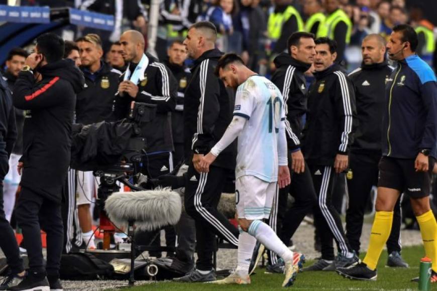 Messi abandonando el campo camino al vestuario. Foto AFP