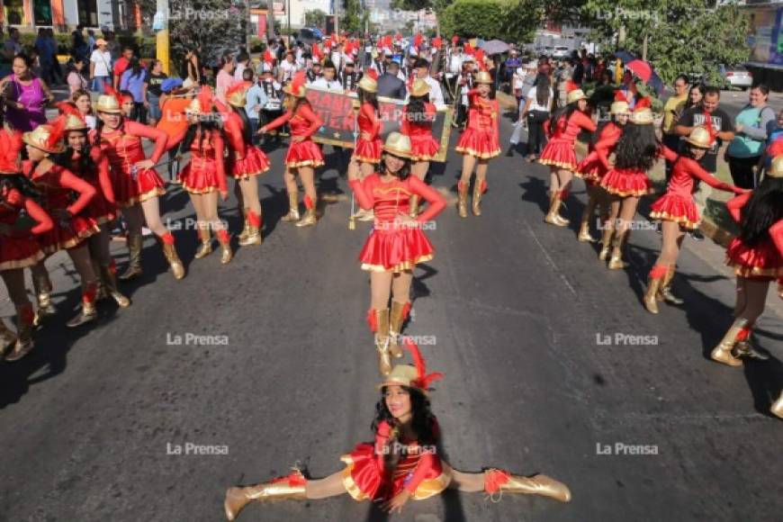 Como siempre son las reinas de los desfiles. Se roban miradas con su movimientos y llamativos trajes. Hoy domingo estudiantes de más de 300 colegios, unos 47 mil estudiantes, desfilaron por las principales calles de Tegucigalpa y otras partes de Francisco Morazán calentando motores previo a la Independencia.