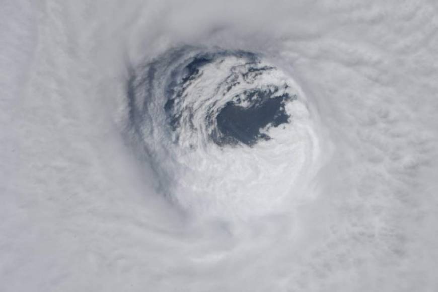 'Manténganse seguros', escribió en Twitter la astronauta estadounidense Serena M. Auñón, al compartir las imágenes del peligroso ciclón.
