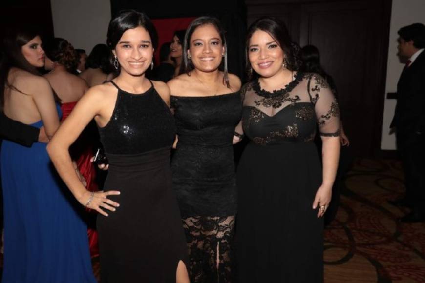 Andrea Duarte, Peggy Paz y Nicole Urbina.