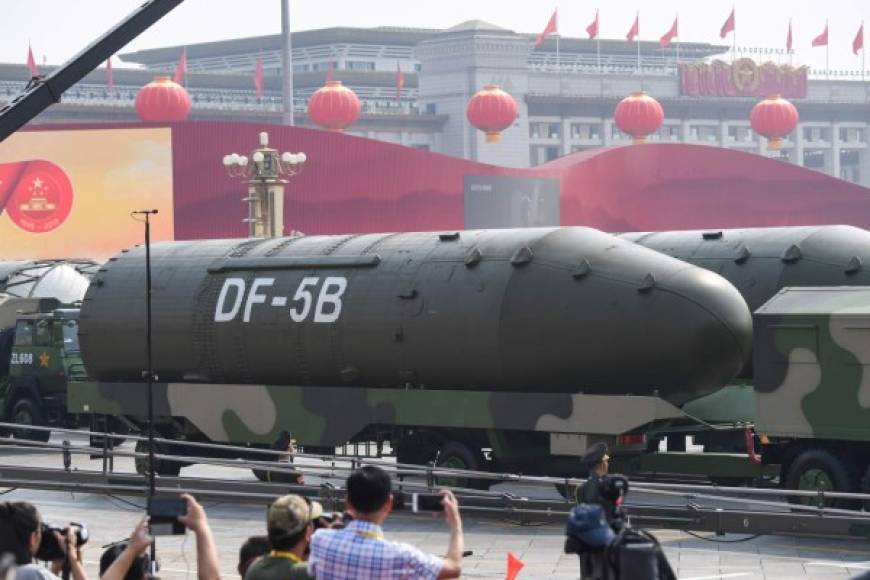 Pekín exhibió el nuevo Dong Feng 41, un misil balístico intercontinental con capacidad para múltiples cabezas nucleares que podría alcanzar cualquier parte de Estados Unidos (entre 12,000 y 15,000 kilómetros) con una precisión en su objetivo de 100 a 500 metros.