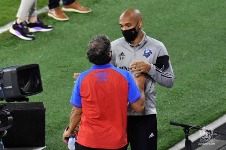 El amistoso saludo entre Pedro Troglio y Thierry Henry antes del inicio del partido.