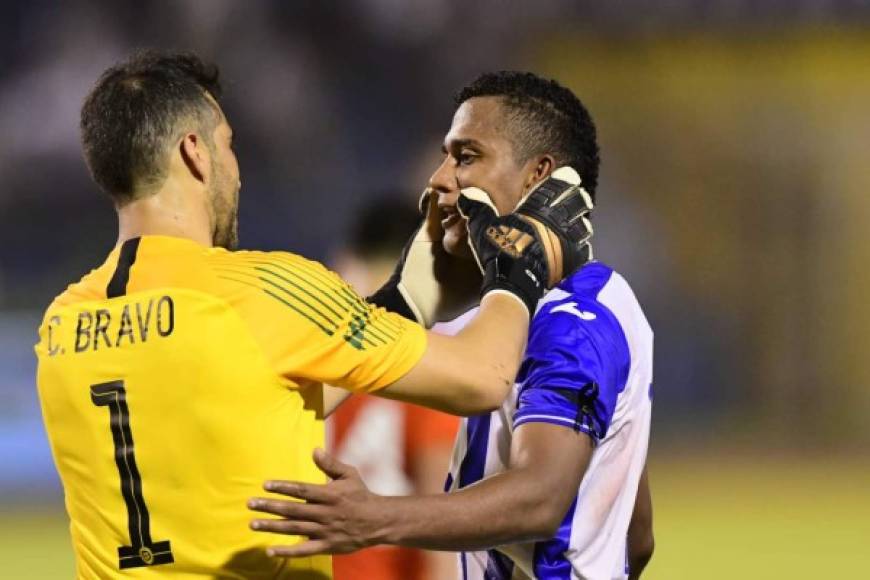 Claudio Bravo y Ever Alvarado se saludan al final del partido.