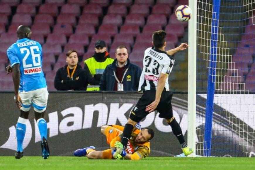 El problema comenzó luego de que Ospina recibió un fuerte golpe en la cabeza en el minuto 4 del encuentro del estadio San Paolo tras un choque con el argentino Ignacio Pussetto.