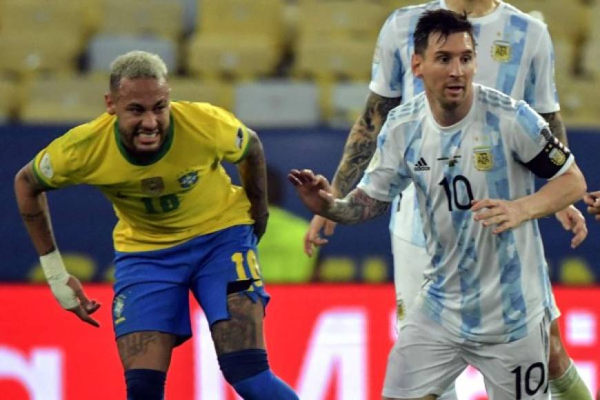 Neymar y Messi en plena acción durante la final de la Copa América.