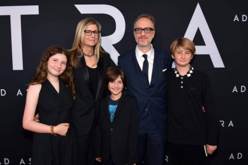 El director de Ada Astra, James Gray, y su esposa Alexandra Dickson Gray y sus hijos.