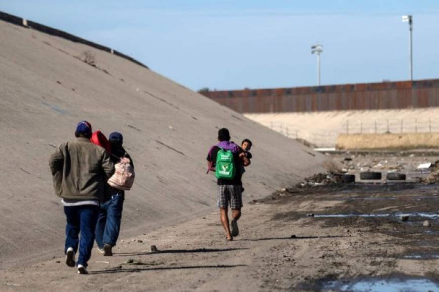 'Se pararon unos amigos que iban a tirarse (del muro). Y nos tiraron una bomba y un americano nos hacía señas que nos iba a matar', indicó por su parte Alexis, otro migrante hondureño integrante de la caravana.