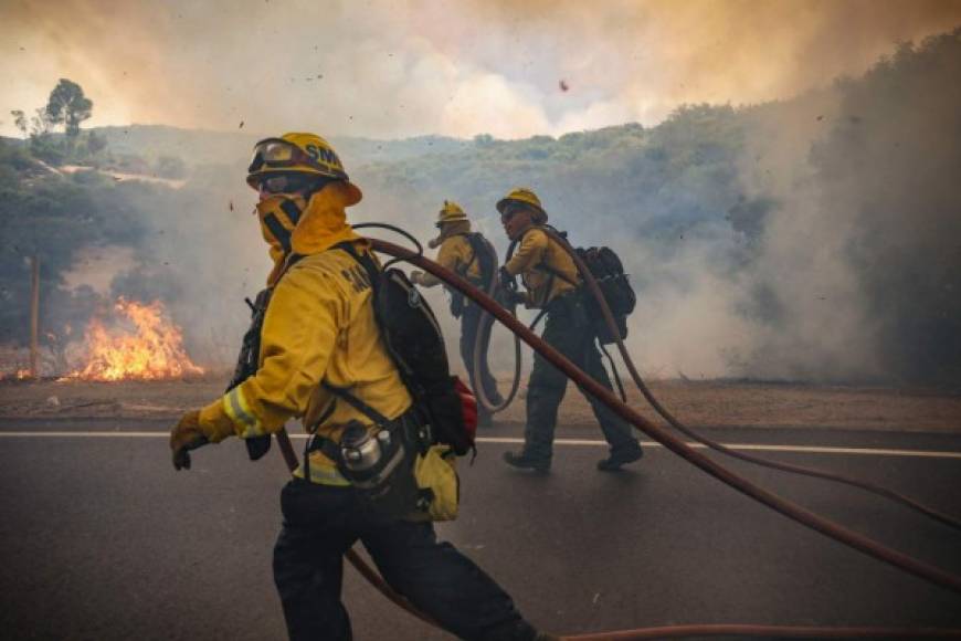 Un'dispositivo pirotécnico generador de humo utilizado en la fiesta provocó el incendio El Dorado en el condado de San Bernardino', informó Cal Fire en un comunicado de prensa.