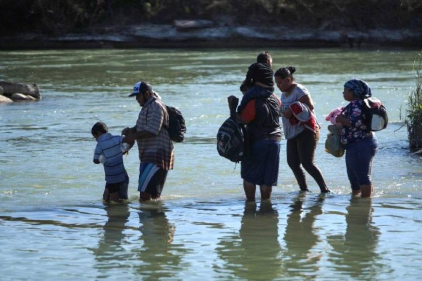 Los migrantes se lanzan al río con la esperanza de ser rescatados por la Patrulla Fronteriza estadounidense para ser trasladados a ese territorio.