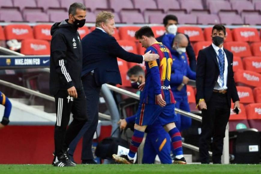 Messi se marchó del campo muy triste y Ronald Koeman intentó consolarlo.