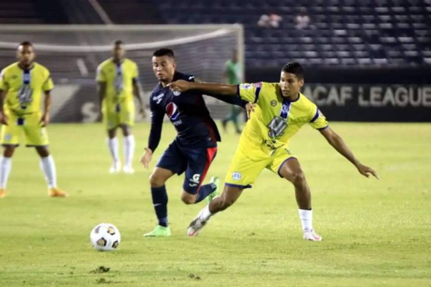 Walter Martínez, que entró en el segundo tiempo, en la disputa por el balón.