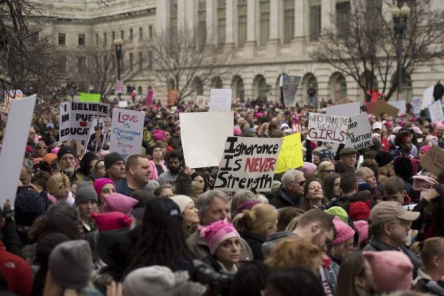 'La marcha es una demostración de nuestra solidaridad' y un llamado a Trump para que respete 'a todas las personas, de todos los credos y colores', dijo Lisa Gottschalk, una científica de 55 años que viajó desde Pensilvania.