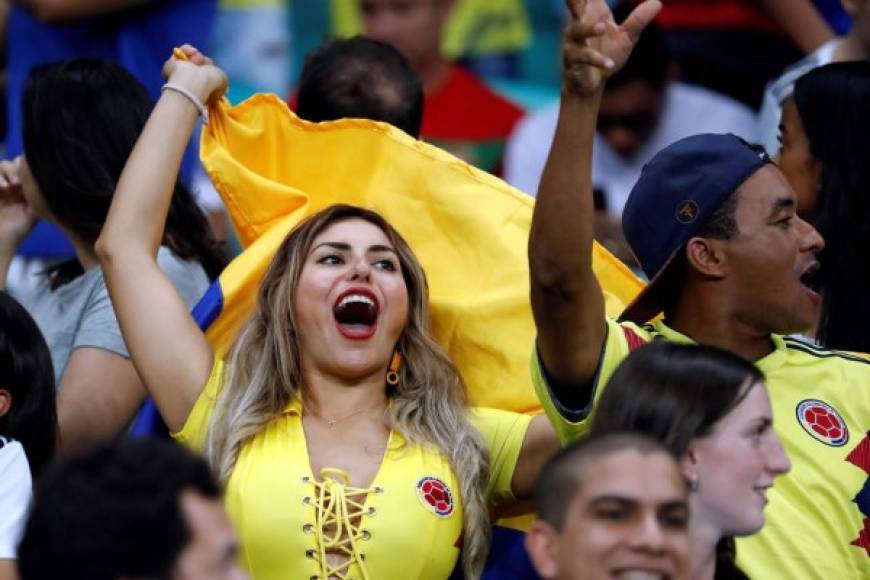 Una hermosa aficionada colombiana alentando a su selección ante Argentina.