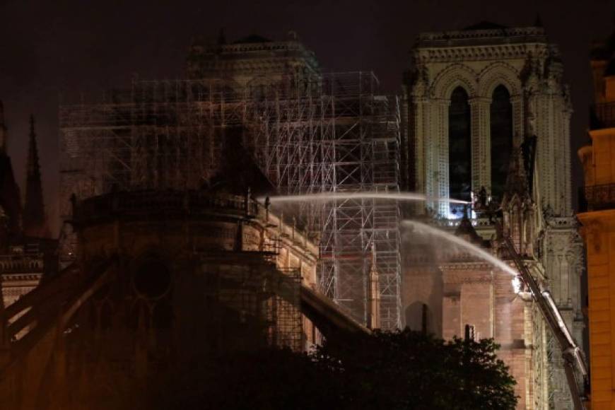 Las autoridades estiman que el incendio está 'potencialmente ligado' a las obras de restauración que se llevaban a cabo en la aguja del templo.