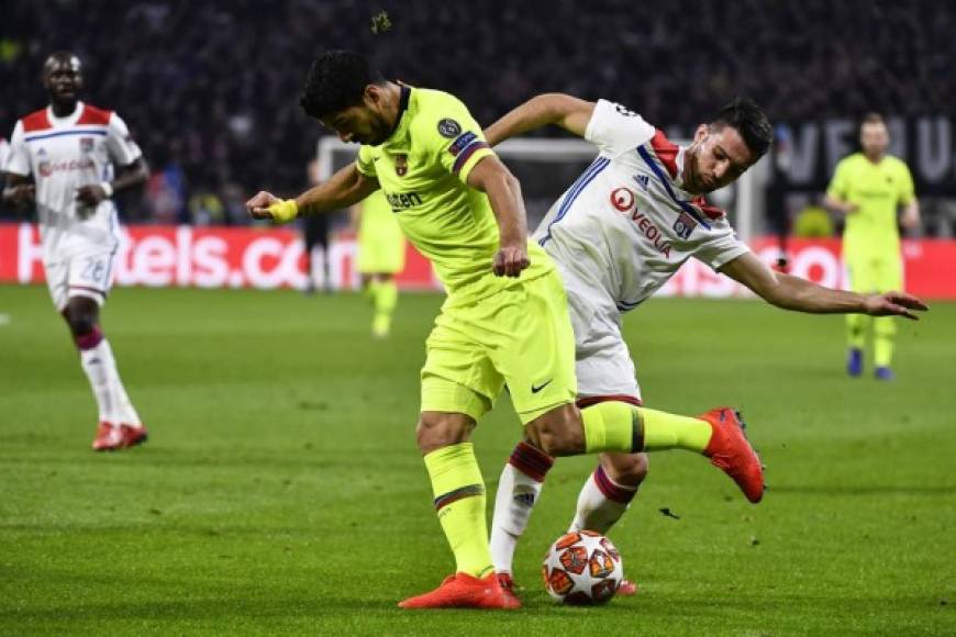 El francés Léo Dubois le quita el balón al uruguayo Luis Suárez.