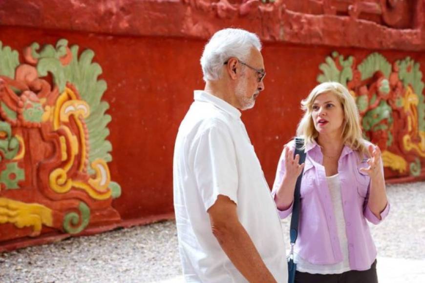 La reconocida productora estadounidense también se ha interesado por la cultura Maya, aquí con el arqueólogo hondureño Ricardo Agurcia en Copán Ruinas.
