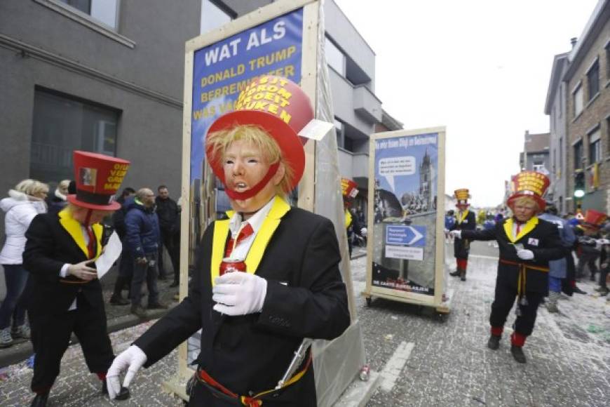 En Bélgica, los participantes de los desfiles también se disfrazaron del mandatario estadounidense.