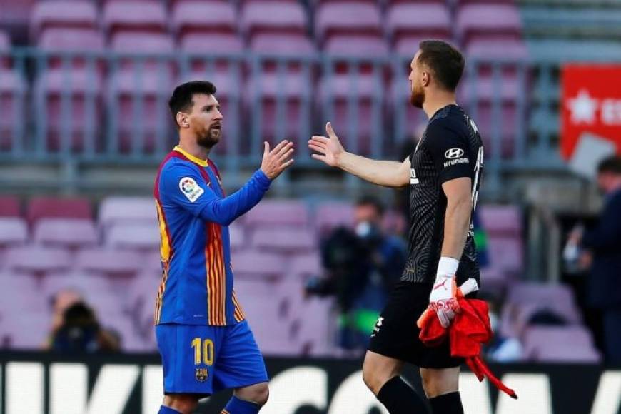 Messi se saluda con Jan Oblak tras el pitazo final del partido.