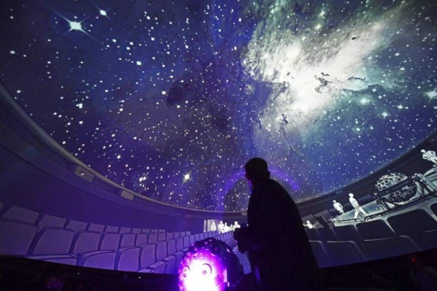 ALEMANIA. Cúpula para conocer el universo. Cúpula de 23 metros del planetario Zeiss-Grossplanetarium de Berlín; tras dos años de rehabilitación, abrirá de nuevo sus puertas al público. Foto: EFE/Jens Kalaene