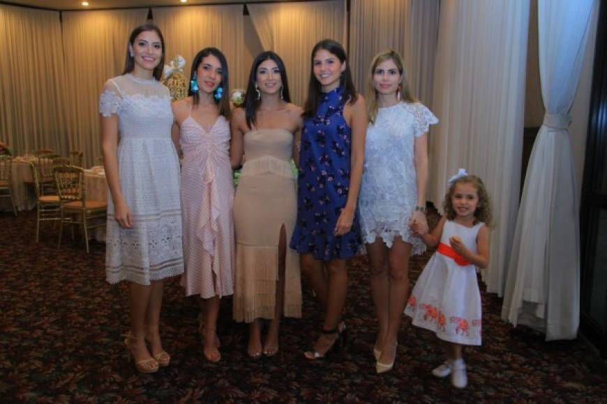 Gabriela, Elisa, Daniela y Claudia Kattán con Adriana Yaruz.