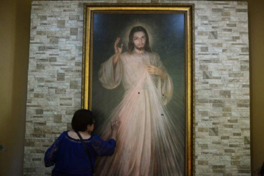 Faithful pray before an image of Jesus Christ, which was impacted by bullets during an attack by government forces at the Divina Misericordia church in Managua, on July 20, 2018. <br/>Last July 14 students of the Autonomous University of Nicaragua (UNAN), took refuge in the temple during protests and were attacked by police and armed civilians, the confrontation left two dead and several wounded. / AFP PHOTO / MARVIN RECINOS