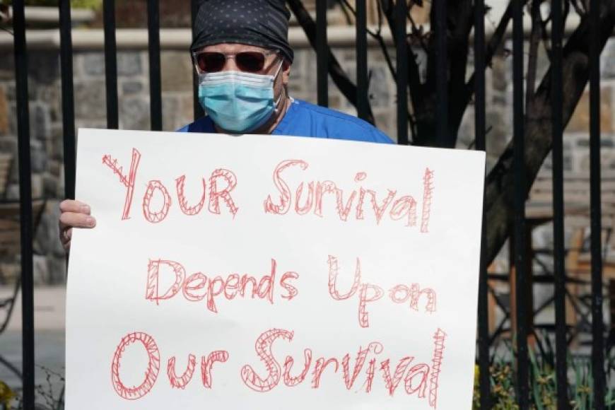 Enfermeras de un hospital de Brooklyn se fueron a huelga esta mañana protestando ante la falta de equipo de protección.