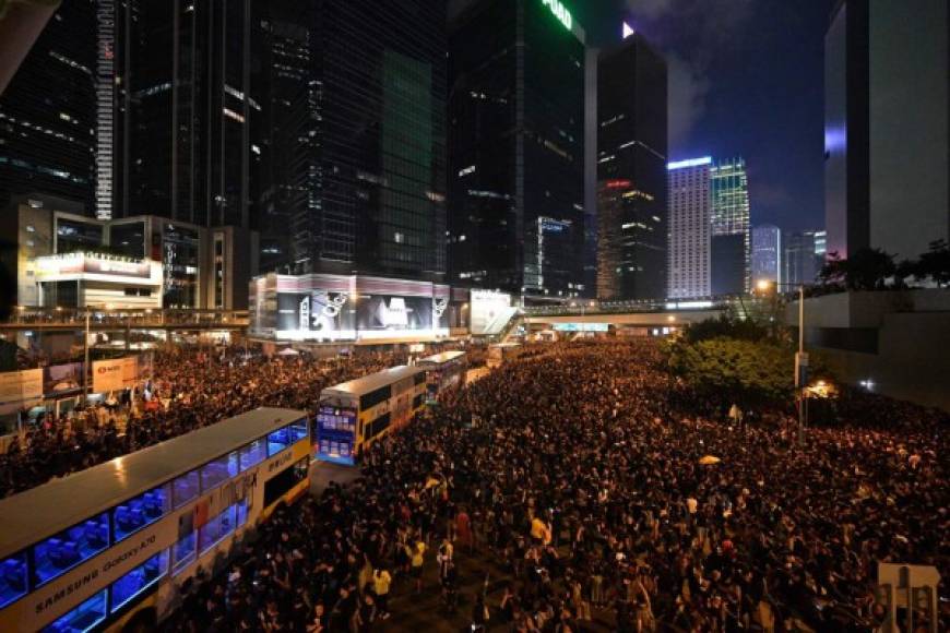 En esta nueva enorme demostración de fuerza los manifestantes cantaron '¡Desechen esa maldita ley!', pidiendo además la renuncia de Lam, quien el sábado anunció la suspensión del controvertido proyecto de ley.