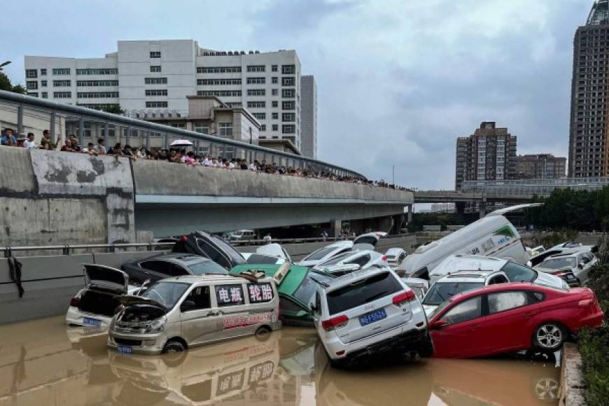 El presidente Xi instó a la movilización ante la inclemencia del tiempo. 'Han cedido represas, provocando graves heridas, muertes y daños. La situación por las inundaciones es sumamente grave', declaró, según informa la televisión nacional.
