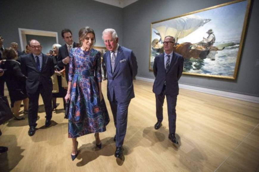 Una vez Letizia arribó a la galería ella y el heredero de la corona británica hicieron un recorrido por las siete salas en que está dividida la mayor exposición en más de un siglo que el Reino Unido dedica al pintor valenciano Joaquín Sorolla y Bastida (1863-1923).