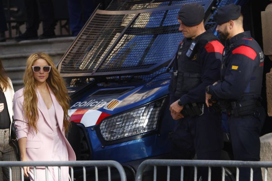 La artista, que vestía un traje de chaqueta y pantalón color rosado y tapaba sus ojos con gafas de sol, fue recibida en las afueras del tribunal por cerca de un centenar de personas, la mayoría periodistas y fotógrafos, pero también curiosos y algunos admiradores, a las que rodeaba un fuerte dispositivo policial.