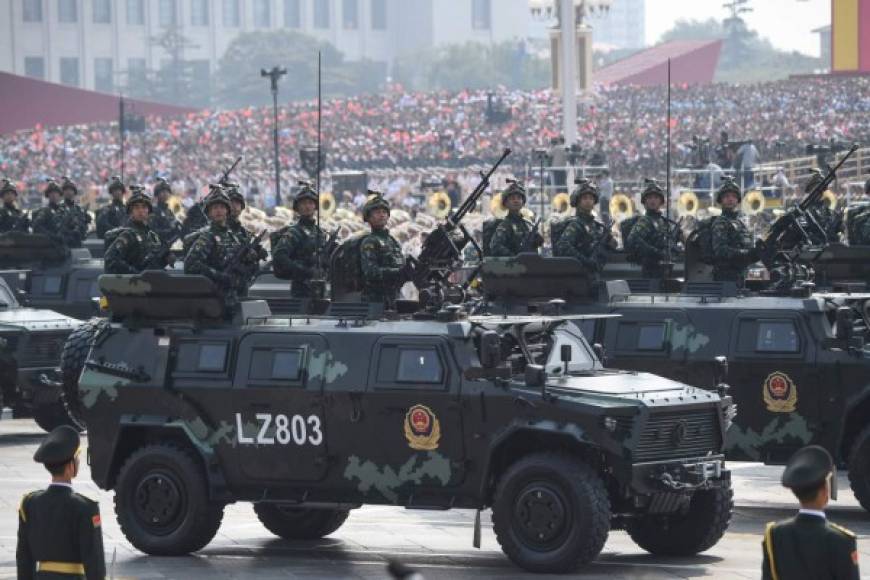 El gran desfile civil que siguió al militar funcionó como un formidable baño de masas para Xi y los otros siete miembros de la todopoderosa Comisión Permanente del Comité Central del Partido.
