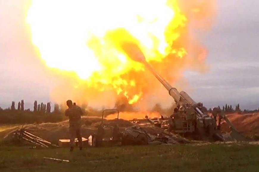TOPSHOT - An image grab taken from a video made available on the official web site of the Azerbaijani Defence Ministry on September 28, 2020, allegedly shows Azeri artillery strike towards the positions of Armenian separatists in the breakaway region of Nagorno-Karabakh. (Photo by Handout / Azerbaijani Defence Ministry / AFP) / RESTRICTED TO EDITORIAL USE - MANDATORY CREDIT 'AFP PHOTO / Azerbaijani Defence Ministry' - NO MARKETING NO ADVERTISING CAMPAIGNS - DISTRIBUTED AS A SERVICE TO CLIENTS --- NO ARCHIVE ---