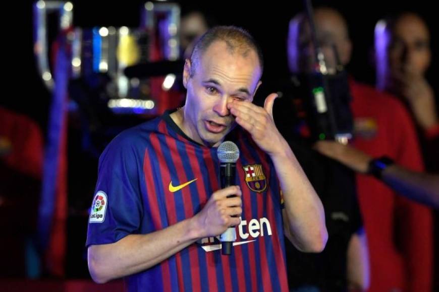 Andrés Iniesta dio su último discurso en su despedida:<br/><br/>“Buenas noches. Hoy es un día difícil pero han sido 22 años maravillosos. Ha sido un orgullo y un placer defender y representar este escudo, para mí, el mejor del mundo.<br/><br/>Gracias a todos mis compañeros. Los voy a echar muchísimo de menos y gracias a vosotros. Mi afición, por todo el cariño y el respeto desde el primer día que llegué aquí como un niño. Me voy con 34 años como un hombre. Gracias por este mes en que me habéis pedido que me quedara. Solo les puedo decir que les llevaré en mi corazón para siempre.<br/><br/>Y para acabar, esta semana me he quedado sin palabras. Visca el Barça, visca Cataluña y visca Fuentealbilla”.