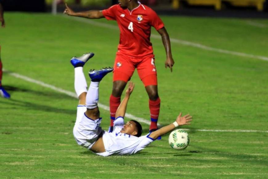 Michaell Chirinos cayó al césped tras la falta y el árbitro no dudó en pitar el penal a favor de Honduras.