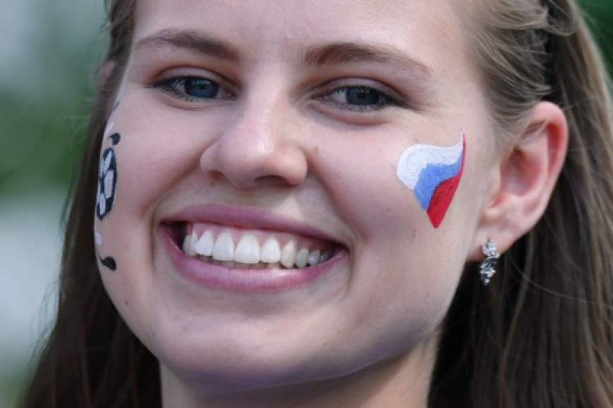 Las rusas engalanaron con su belleza las gradas del Samara Stadium. Foto AFP