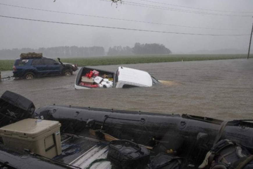 Varias comunidades de Carolina del Norte permanecen bajo el agua tras el paso del huracán Florence, que ha dejado al menos 18 de muertos y millonarios daños en la costa sudeste de Estados Unidos.